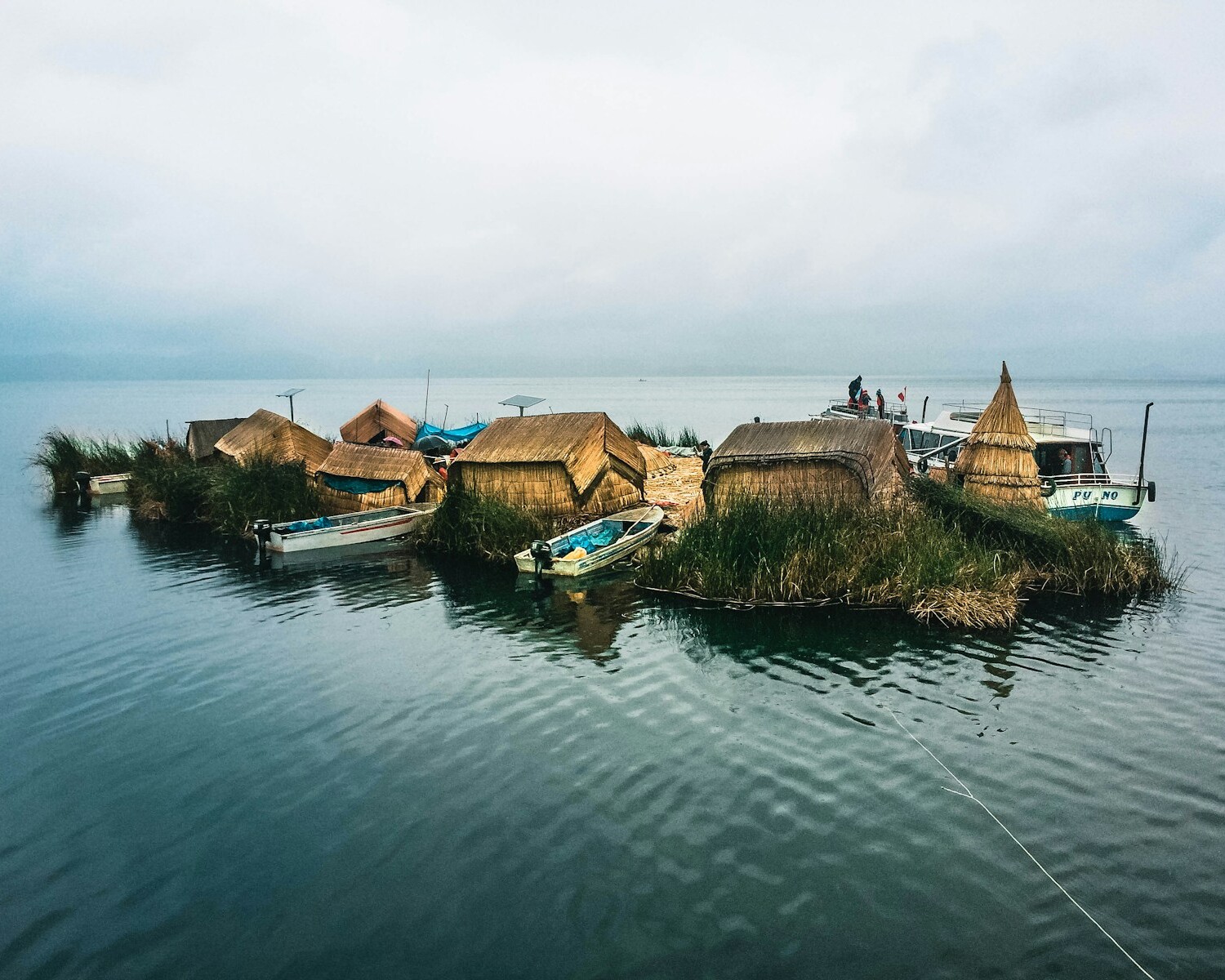 houses between body of water