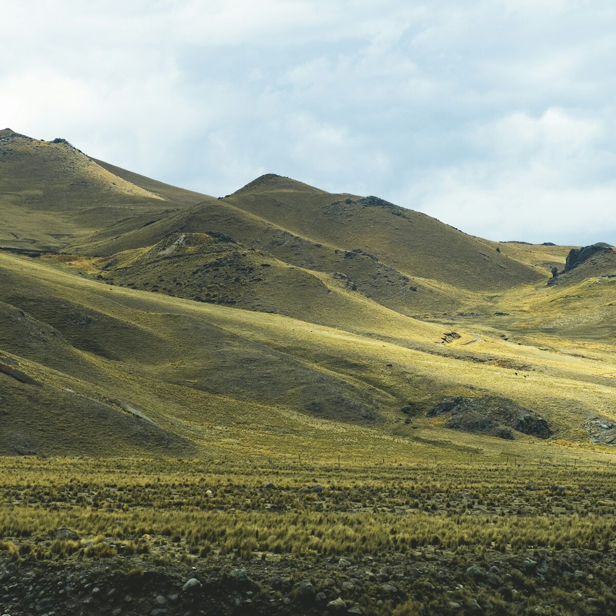 green mountain under blue skyu